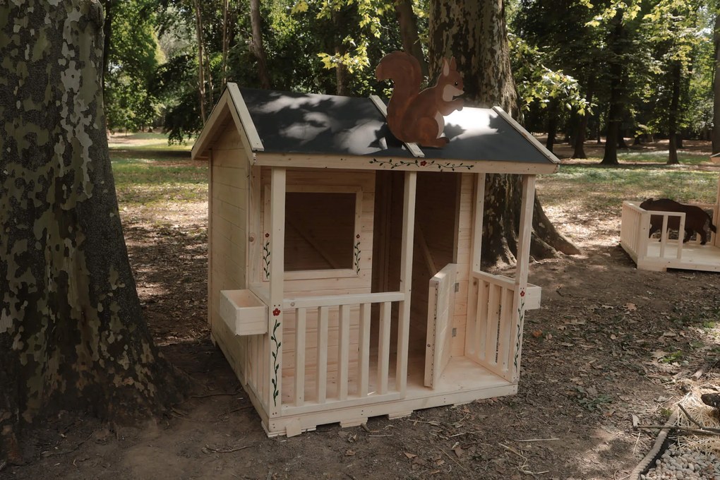 Detský drevený domček KARKULKA s verandou - Premium, farba natur, (1,6 × 1,85 m), DD_KAR2 - domceknazahradu.sk