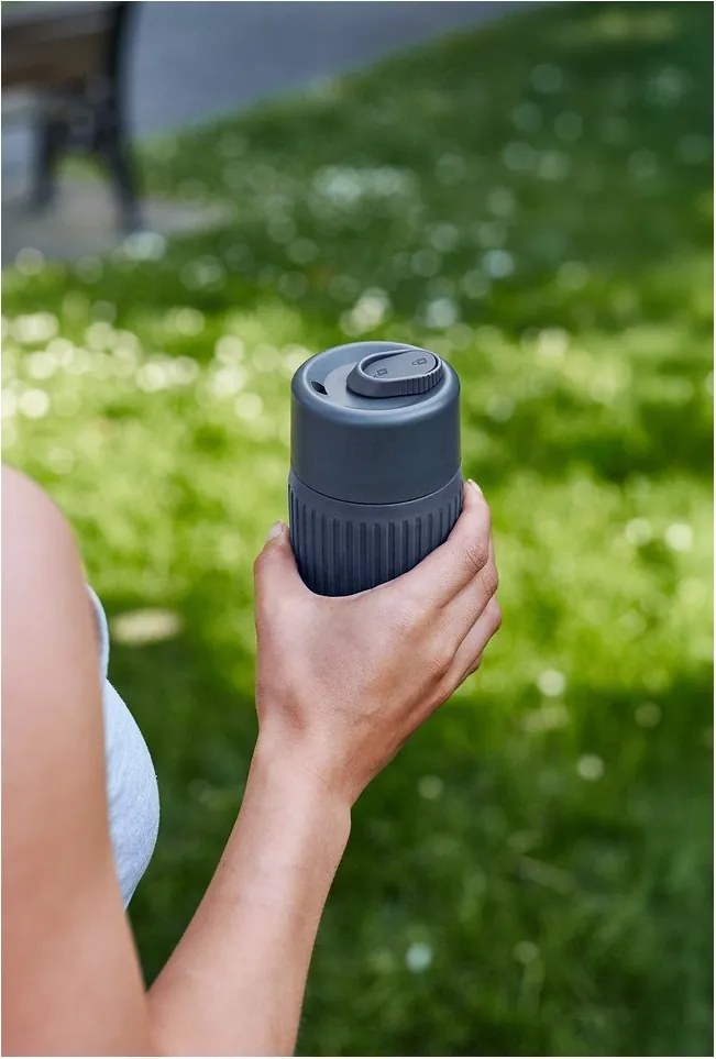 Tmavosivý sklenený cestovný hrnček 340 ml – Black + Blum