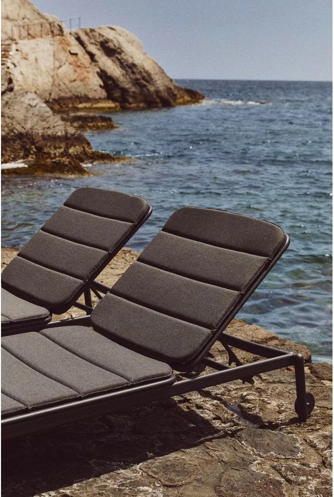 Čierne kovové záhradné ležadlo Marcona – Kave Home