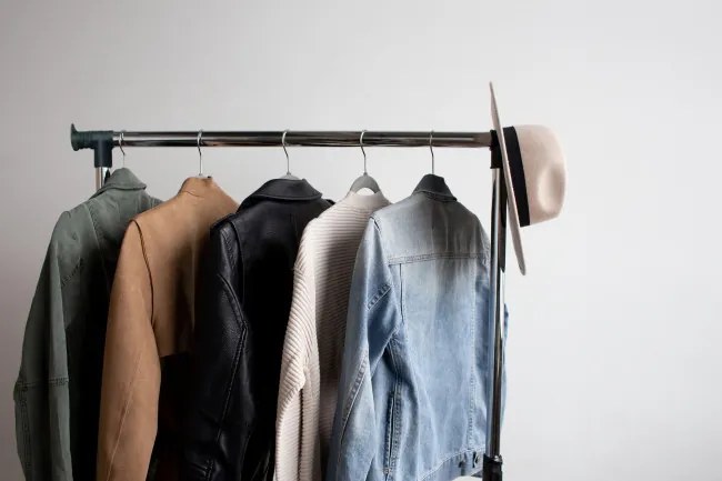 Vešiakový stojan na kolieskach ELA čierny