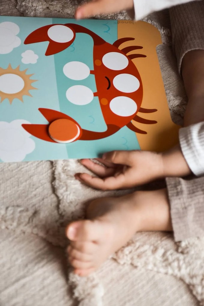 Učím sa farby s magnetkami a tabuľkou na kreslenie kriedami