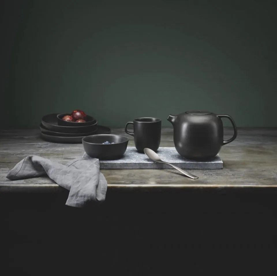 Minimalistický čajník z kameniny od Eva Solo čierna