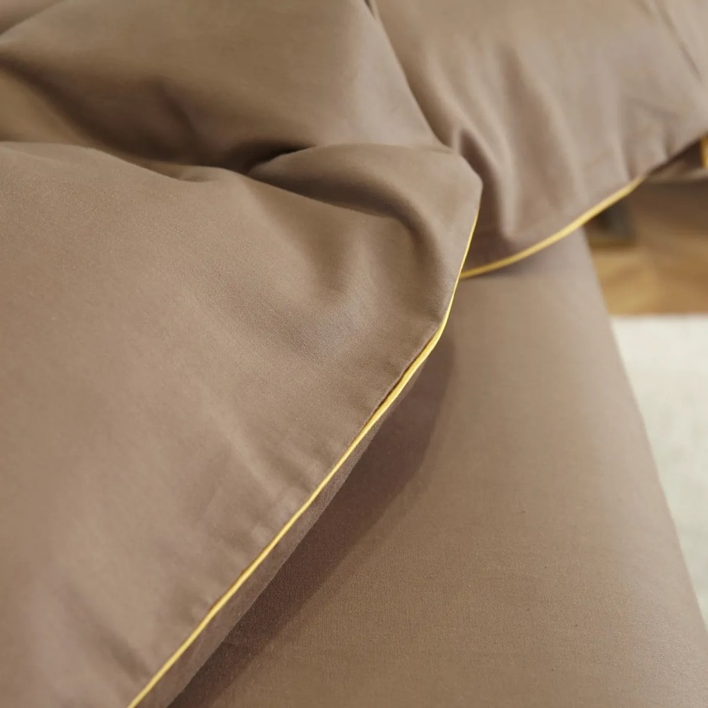 Dekorstudio Elegantné posteľné obliečky s lemovkou PGW - 05 v hnedej farbe Rozmer posteľných obliečok: Šírka x Dĺžka: 140x200cm + 1ks 70x80 cm
