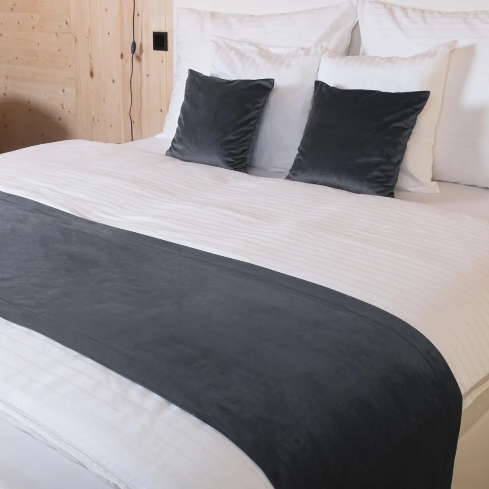 Biante Zamatový prehoz/behúň na posteľ Velvet Prémium SVP-004 Antracitovo sivý 50x220 cm
