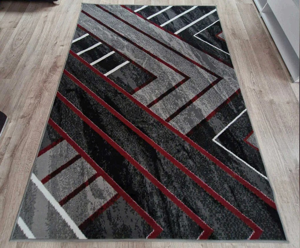 Sivý geometrický obdĺžnikový koberec NEW IDEA 90301-0564 s červenými čiarami Rozmer: 80x150 cm