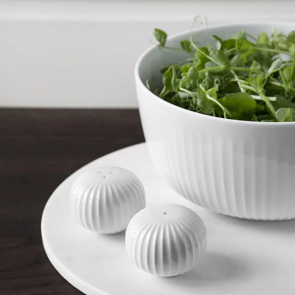 Set bielej soľničky a koreničky z porcelánu Kähler Design Hammershoi