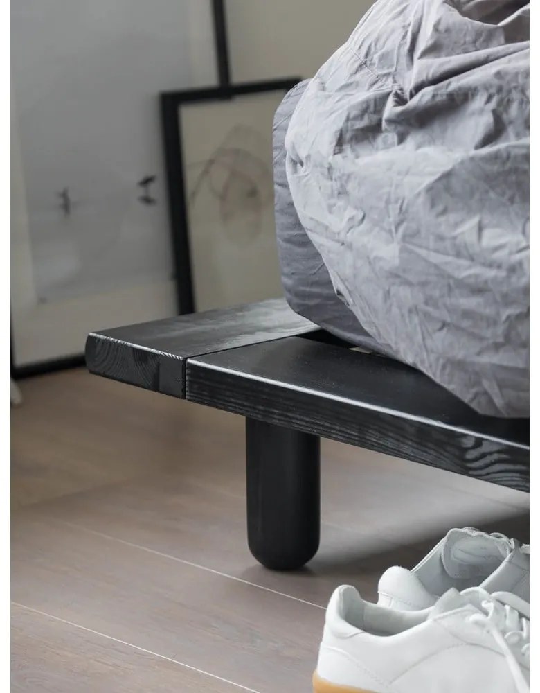 Čierna dvojlôžková posteľ z borovicového dreva s roštom 140x200 cm Peek – Karup Design