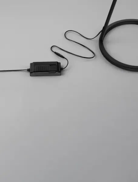 Dizajnová stojaca lampa Flute čierna