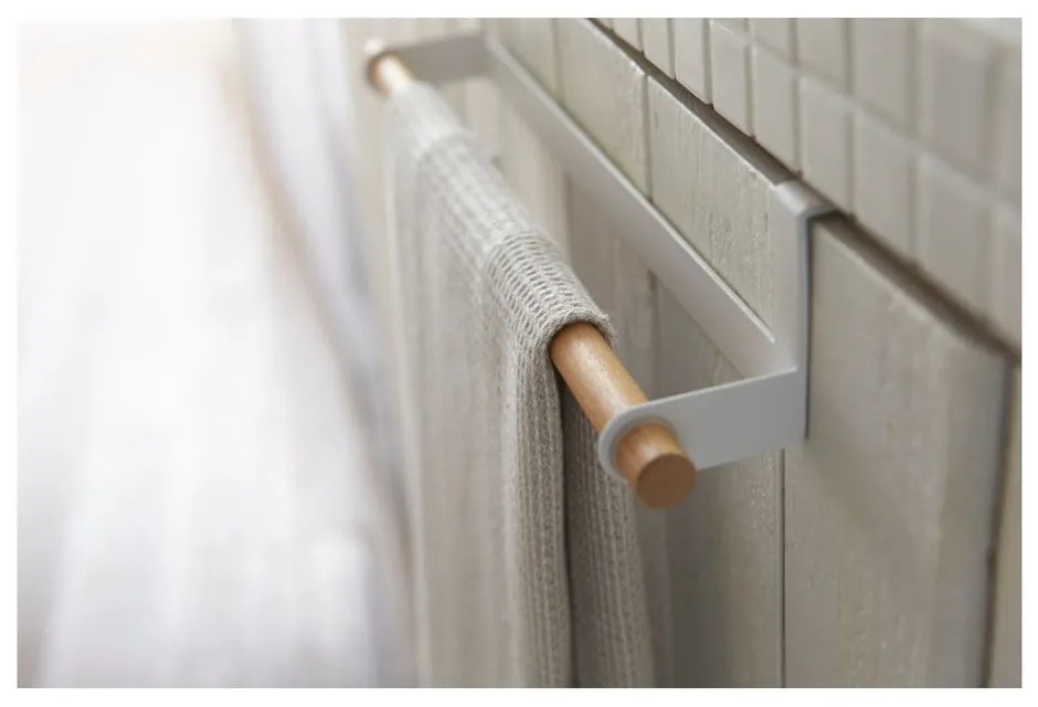 Biely závesný držiak na utierky YAMAZAKI Tosca