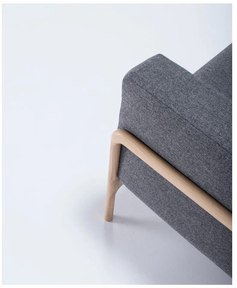 Kreslo s konštrukciou z dubového dreva s tmavosivým textilným sedadlom Gazzda Fawn