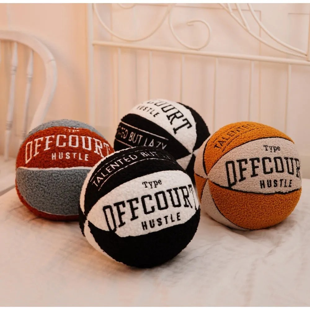 Dekoračný vankúš z materiálu buklé ø 25 cm Basketball – Mioli Decor
