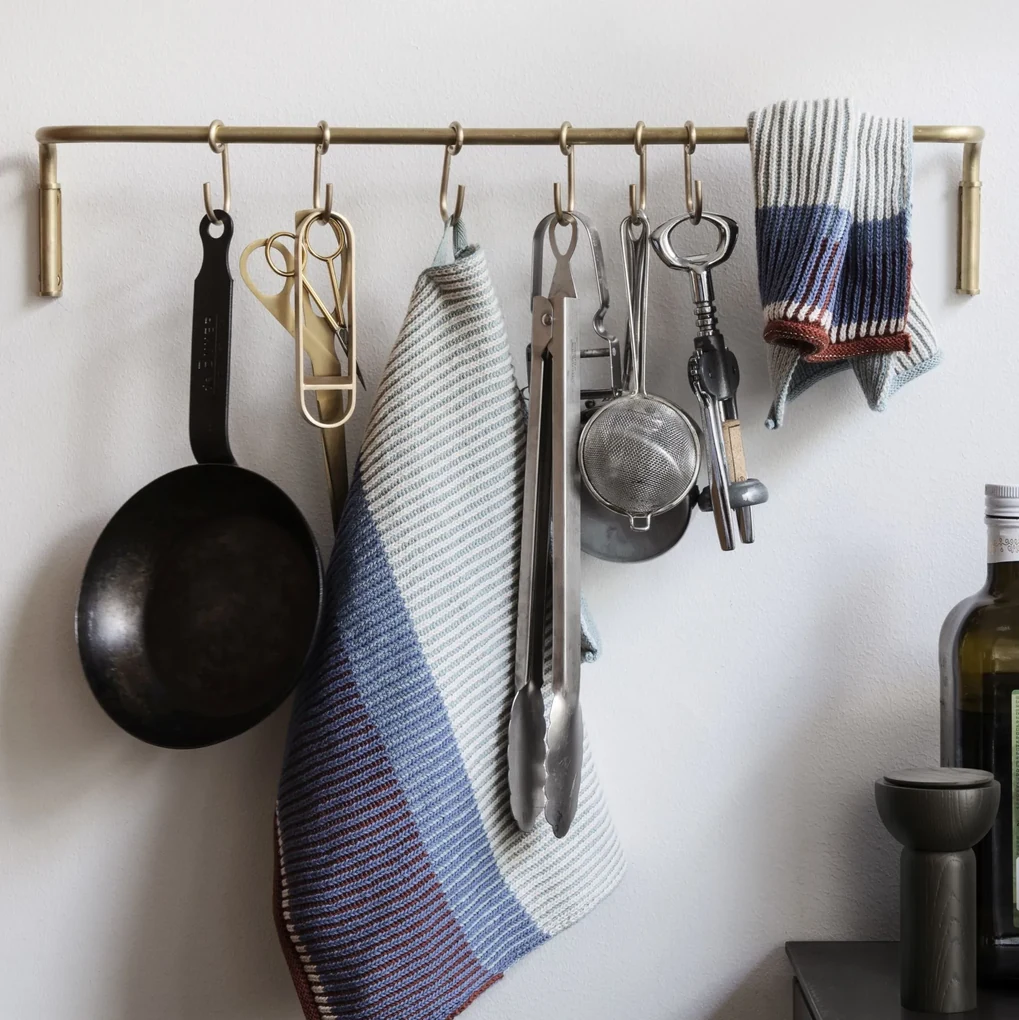 ferm LIVING Kovová tyč do kuchyne + 6 háčikov Brass