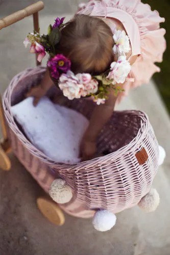 Prútený kočík pre bábiky ružová