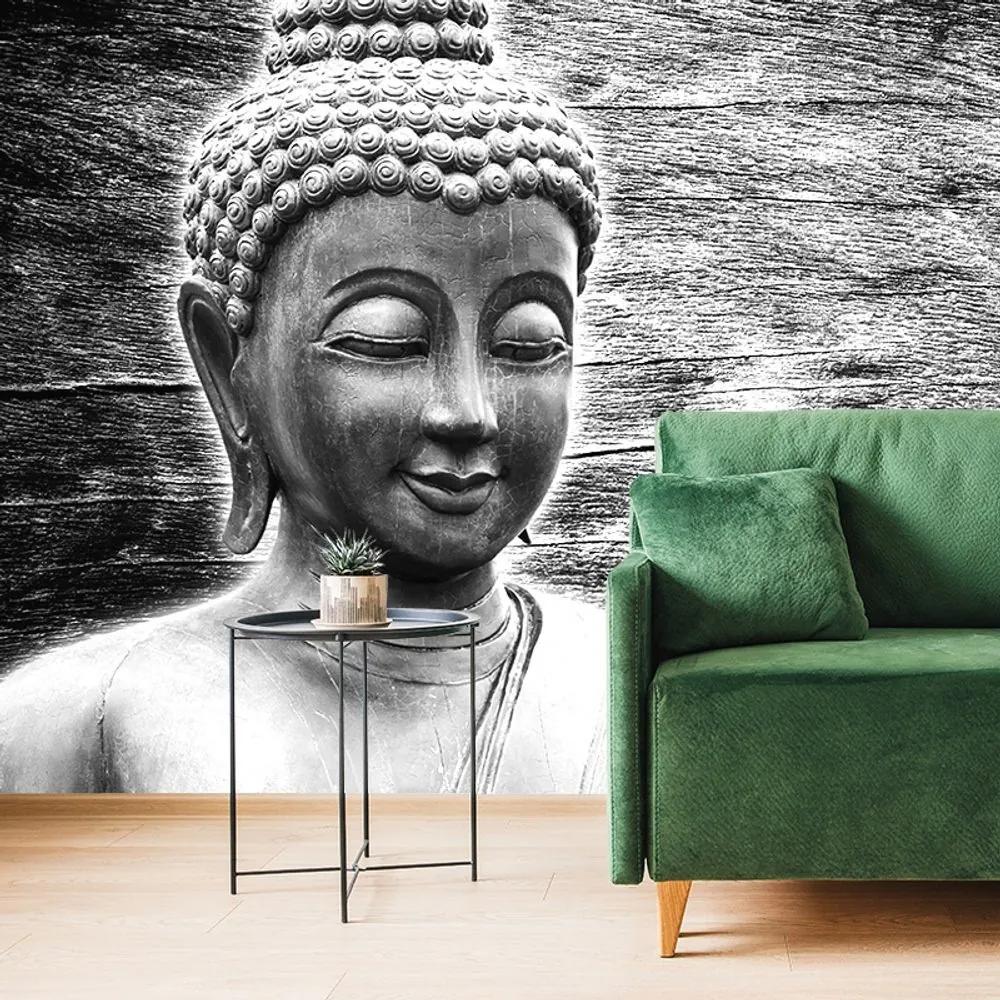 Tapeta čiernobiela socha Budhu na drevenom pozadí - 150x100