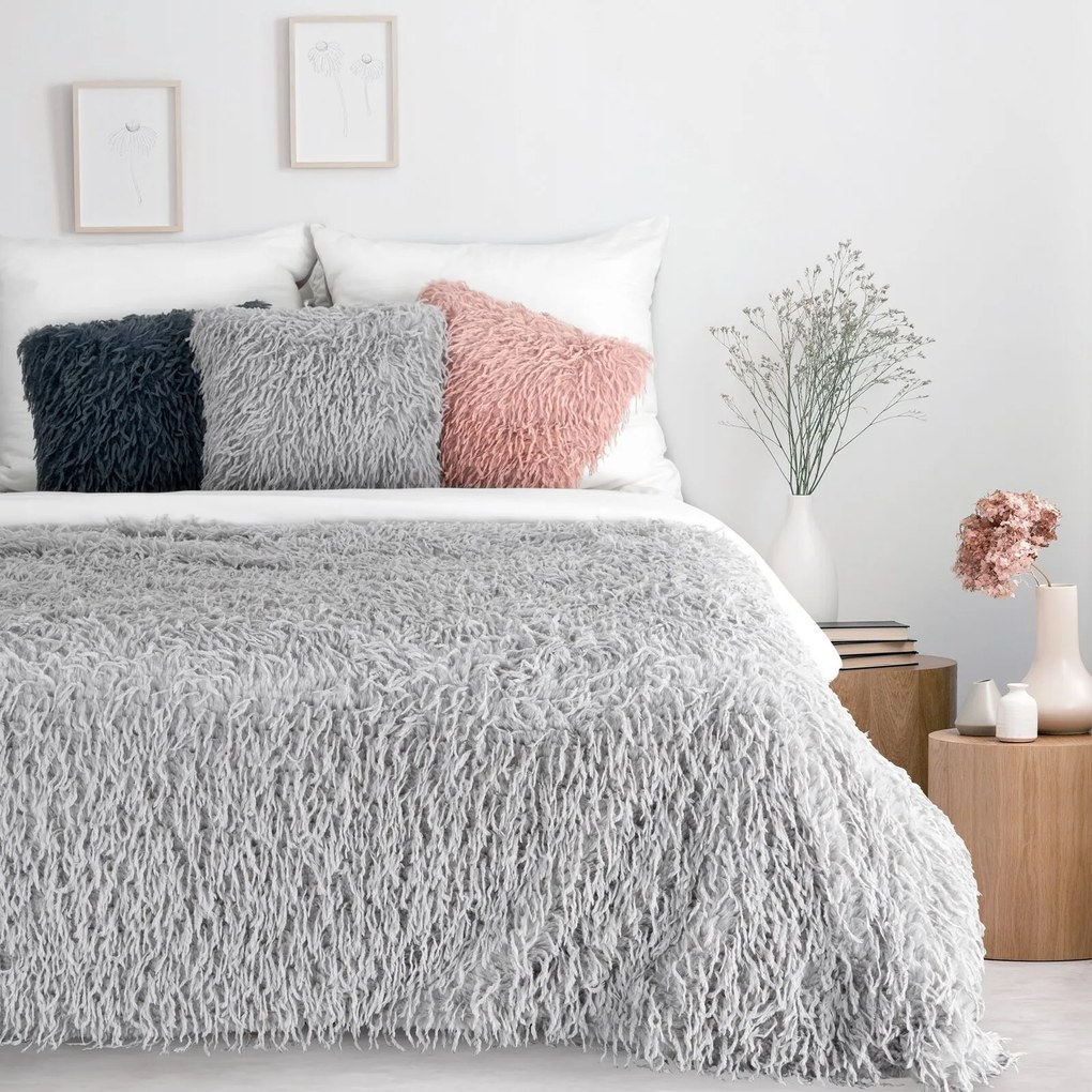 CHLPATÁ DEKA ADORE 130X170 CM STRIEBORNÁ