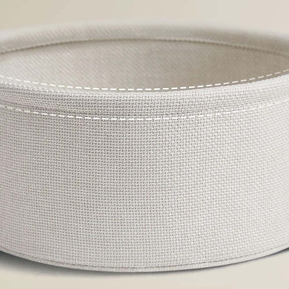 Okrúhly konferenčný stolík s textilným košom