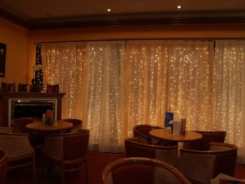 DECOLED Interiérová LED světelná záclona, teple bílá, transparentní kabel, 1x1,5 m, 150 diod