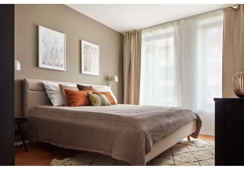 Béžová čalúnená dvojlôžková posteľ s úložným priestorom s roštom 180x200 cm Lotte – Meise Möbel