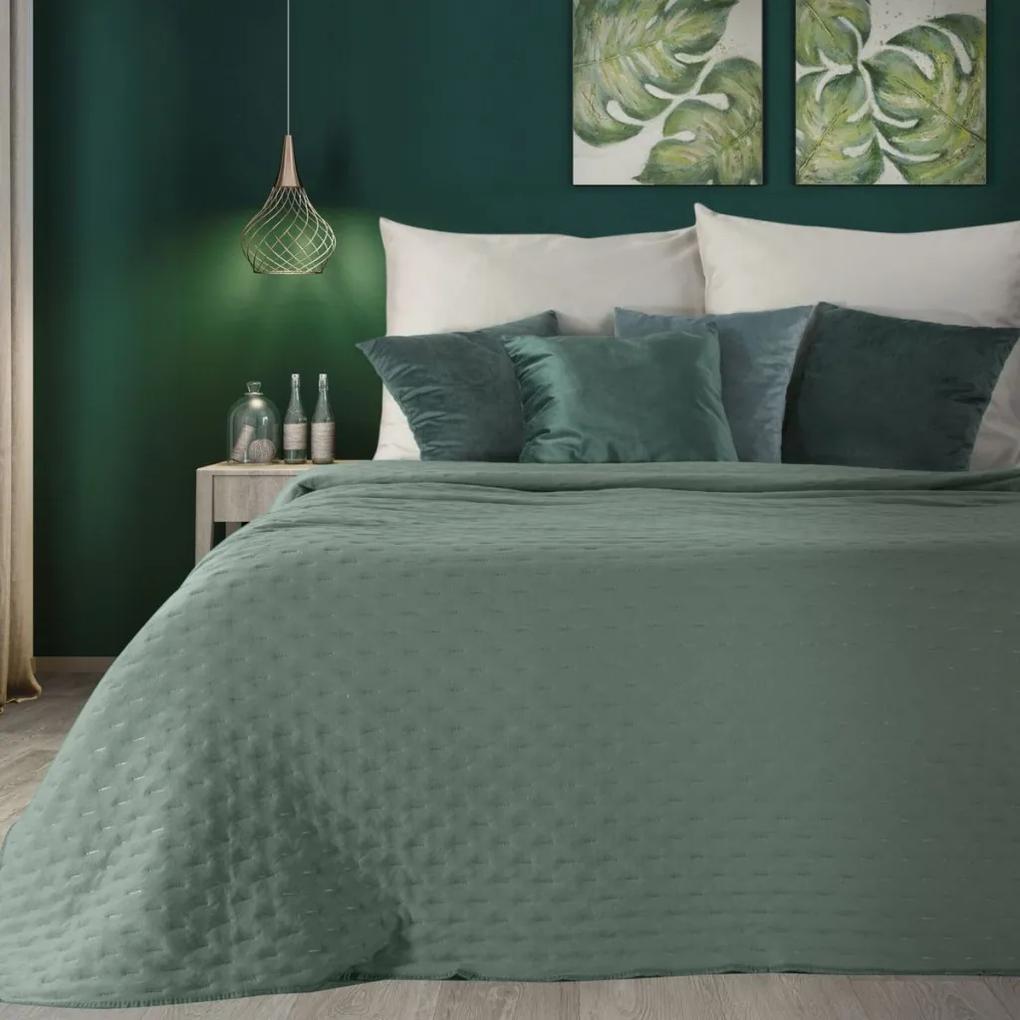 Zelený jednofarebný prehoz na posteľ