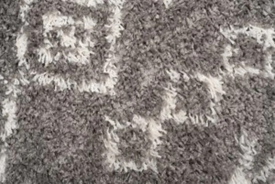 TA Koberec G940B TMAVO ŠEDÁ/KRÉMOVÁ BOHO STRAPCE