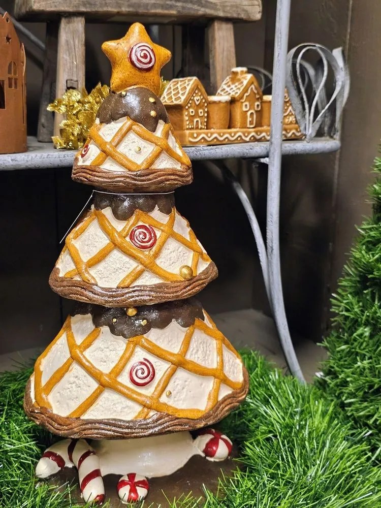 Hnedá dekorácia stromček s cukrovinkami Christmas Tree - Ø 22*43 cm