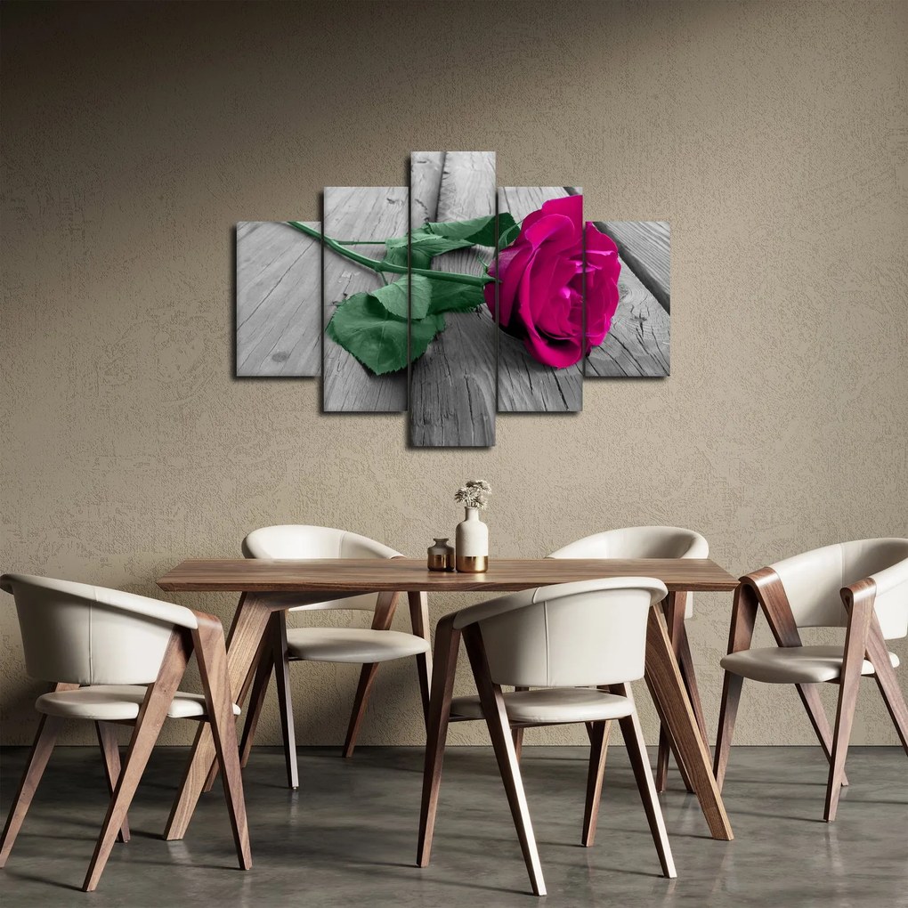 Obraz - Ružová ruža so zelenou stonkou (150x105 cm)