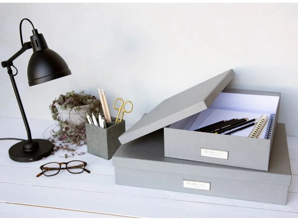 Sivý úložný box s menovkou na dokumenty Bigso Box of Sweden Oskar, veľkosť A4