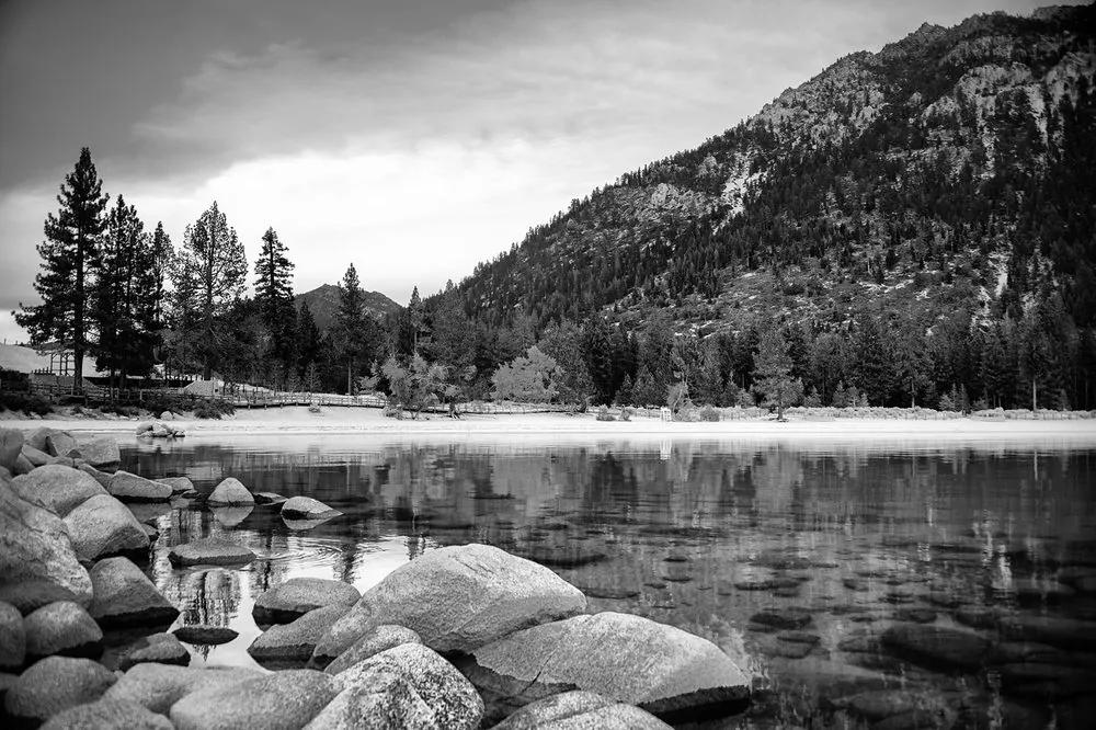 Fototapeta čiernobiele priezračné jazero v horách