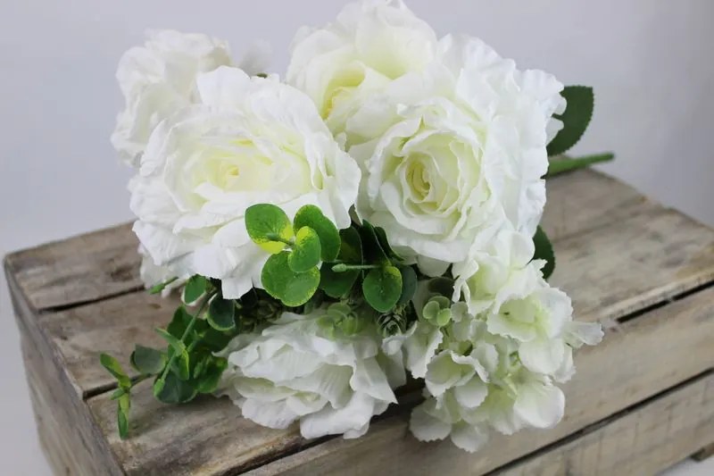 Biela kytica  ruží s hortenziou a chmeľom