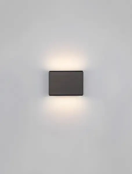 Minimalistické nastenné svietidlo Oti Hliník