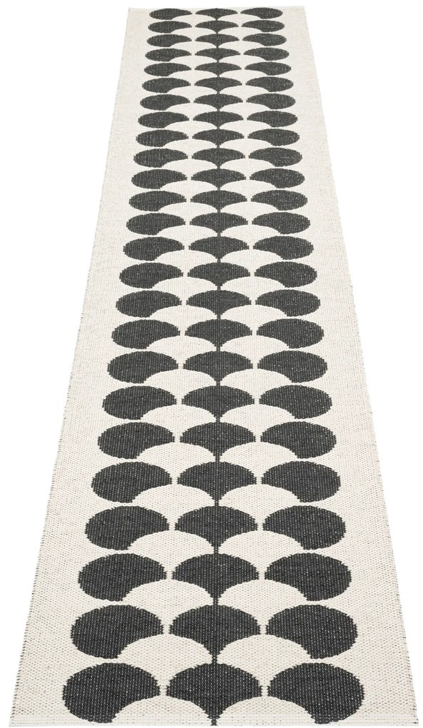 Koberec POPPY Black/Vanilla – čierny, veľkosť koberca 70 x 150 cm