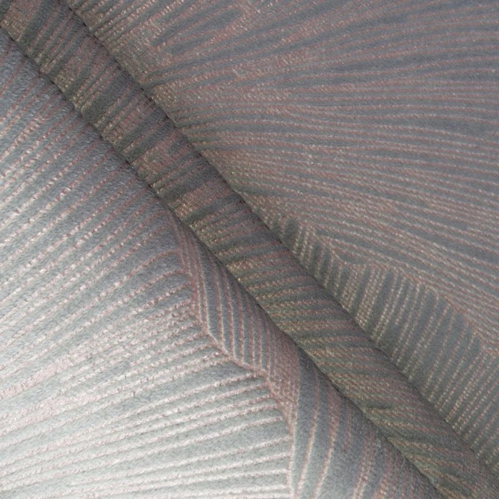 Elegantný zamatový stredový obrus v striebornej farbe s krásnym vzorom 40x140