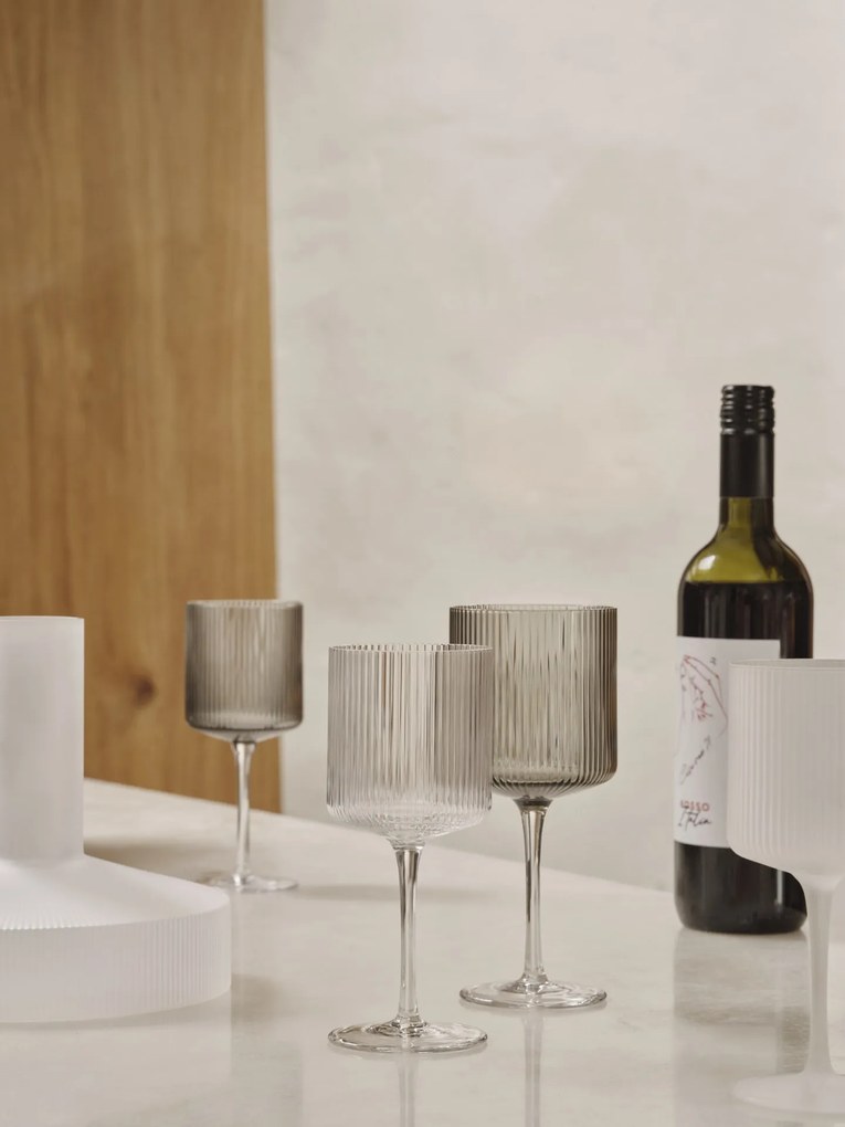 Ferm Living Pohár na červené víno Ripple Smoked Grey – set 2 ks