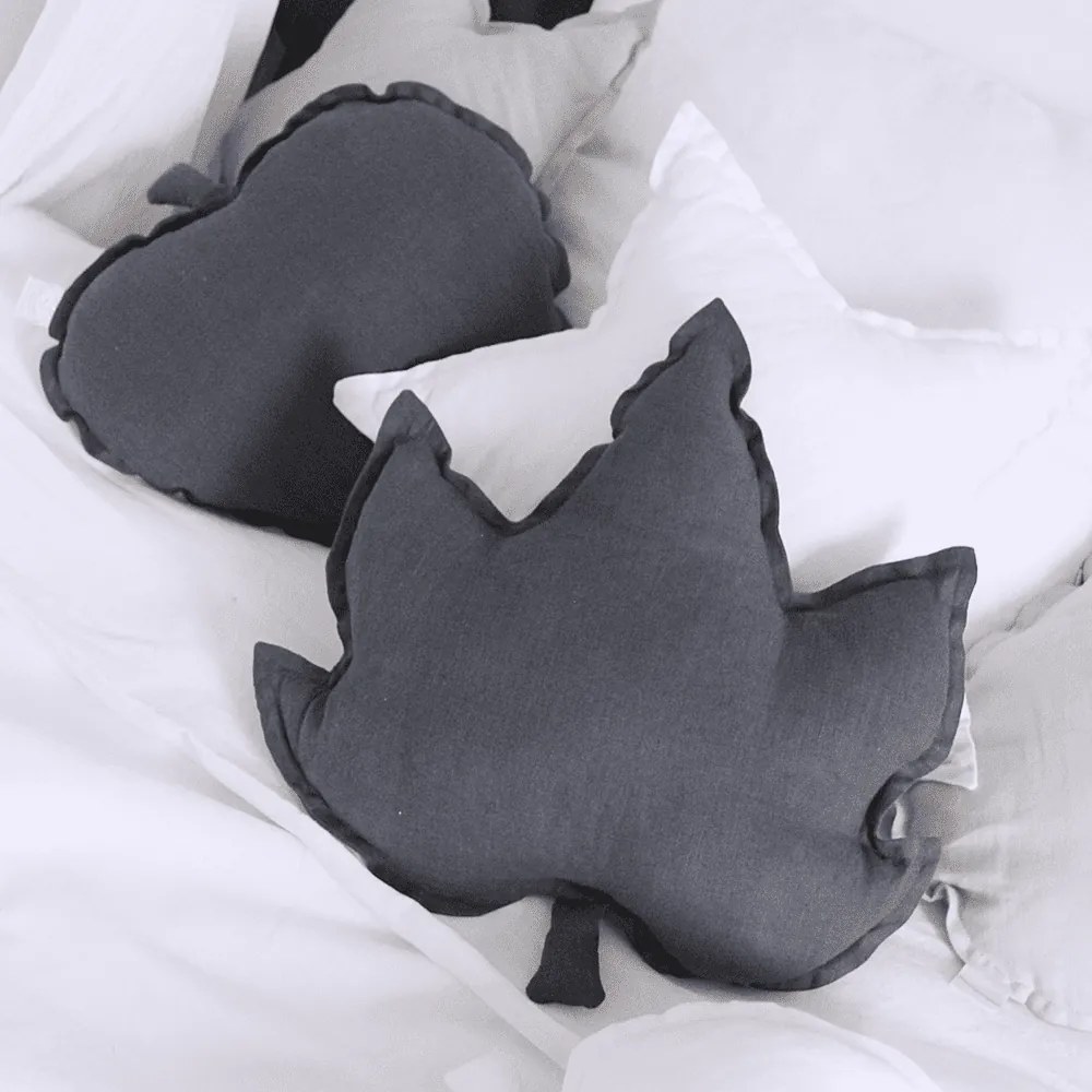 Ľanový vankúš javorový list grafitová 43x43 cm