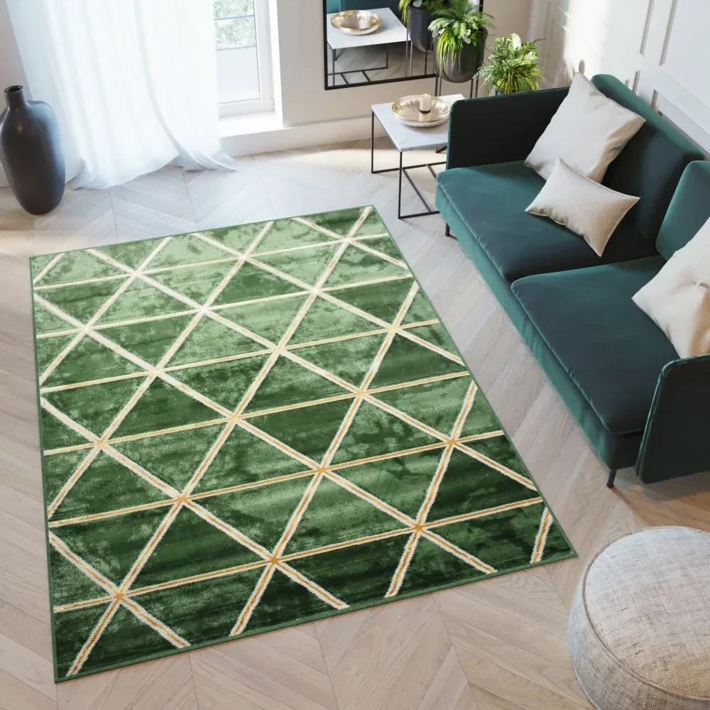 Moderný zelený koberec so zlatým vzorom trojuholníkov Šírka: 140 cm | Dĺžka: 200 cm