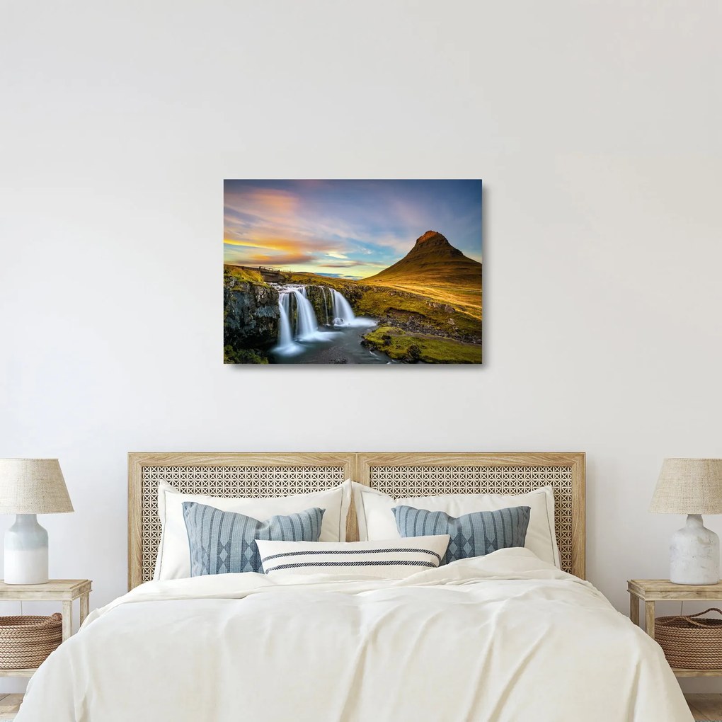 Sklenený obraz hory a vodopádov na Islande (70x50 cm)
