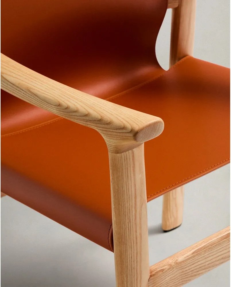 Koňakovohnedá jedálenská stolička s podrúčkami z jaseňového dreva Jan – Kave Home