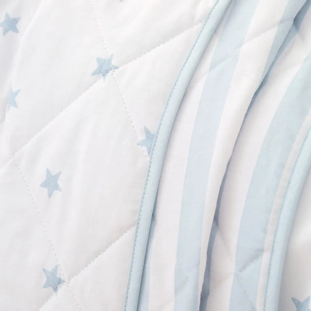 Biely/modrý bavlnený prešívaný detský pléd 135x190 cm Mini Star &amp; Stripes – Bianca
