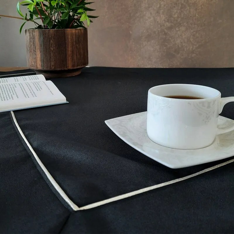 Dekorstudio Elegantný čierny behúň na stôl DORITA so striebornou lemovkou Rozmer behúňa (šírka x dĺžka): 40x140cm