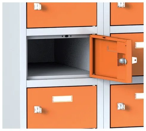 Alfa 3 Šatníková skrinka na sokli s úložnými boxami, 20 boxov, 1920 x 600 x 500 mm, cylindrický zámok, tmavosivé dvere