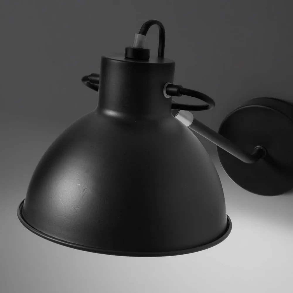 Čierna nástenná lampa Kave Home Odalis