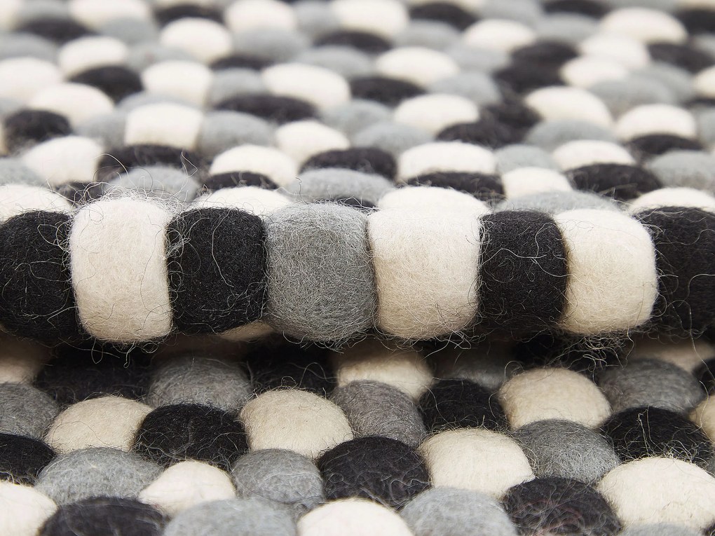 Okrúhly koberec z plstených guličiek ø 140 cm viacfarebný PENEK Beliani