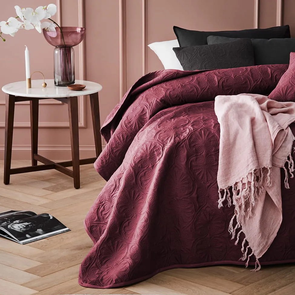 Dekorstudio Elegantný prehoz na posteľ LEILA v bordovej farbe Rozmer prehozu (šírka x dĺžka): 200x220cm