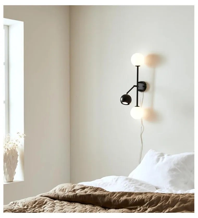 Čierne nástenné svietidlo Markslöjd Beside, výška 60 cm