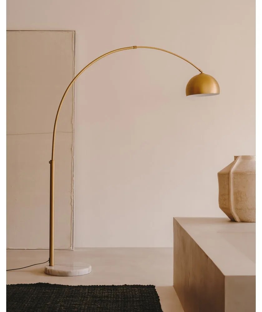 Stojacia lampa v zlatej farbe s kovovým tienidlom (výška 185 cm) Madali – Kave Home