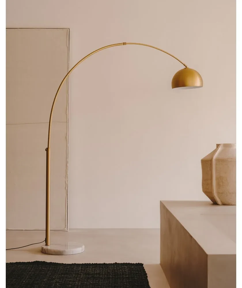 Stojacia lampa v zlatej farbe s kovovým tienidlom (výška 185 cm) Madali – Kave Home