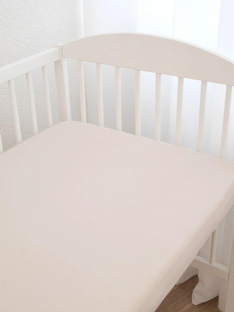 Jersey prostěradlo do postýlky s elastanem 70 × 140 cm – bílá káva