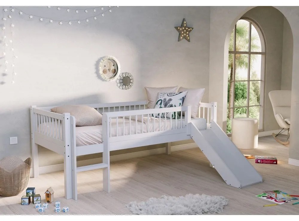 Biela vyvýšená detská posteľ z dubového dreva so šmykľavkou s roštom 90x200 cm Forrest – Vipack
