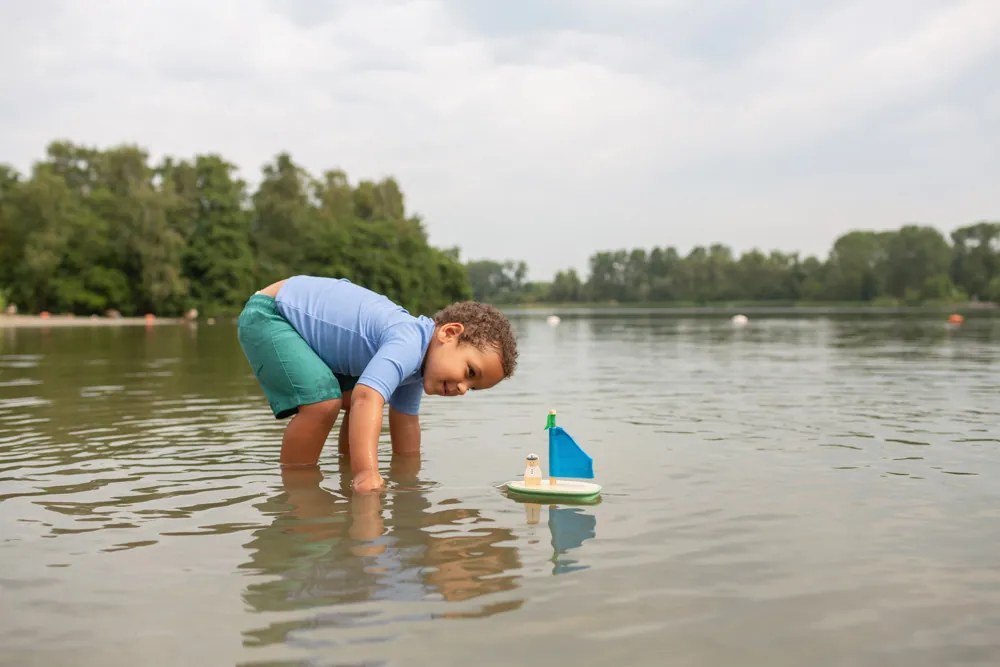 Drevená plachetnica s kapitánom