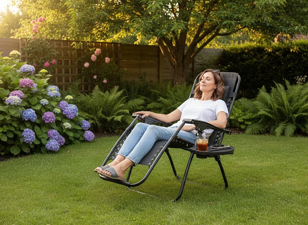 GARDEN LINE Záhradné skladacie ležadlo s podložkou, vreckom a opierkou hlavy LEZ5934 čierne